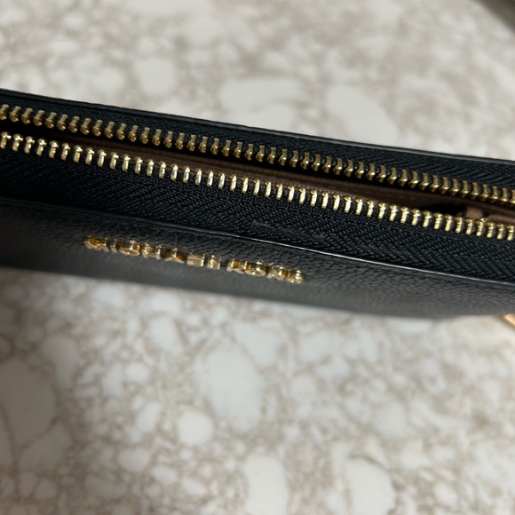 Michael Kor ladies black zip wallet. New WOT. Beautiful wallet with hand strap. - Picture 12 of 15